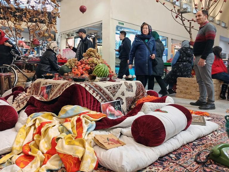 Dekoration für die Jalda-Nacht in einem Einkaufszentrum in Teheran.