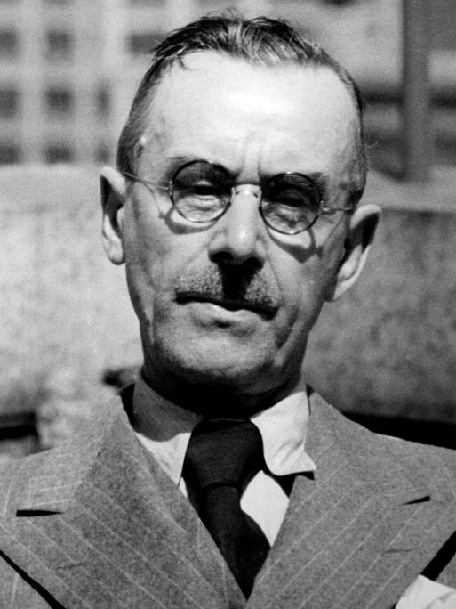 Der Autor und Nobelpreisträger Thomas Mann trägt eine Brille und schaut in die Kamera