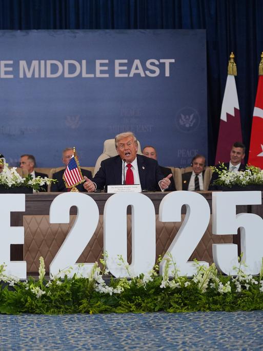 Präsident Donald Trump spricht im Beisein mehrerer Staats- und Regierungschefs auf der Gaza-Konferenz in Scharm el-Scheich. Vor dem Pult steht in großen Buchstaben das Wort "Peace 2025".
