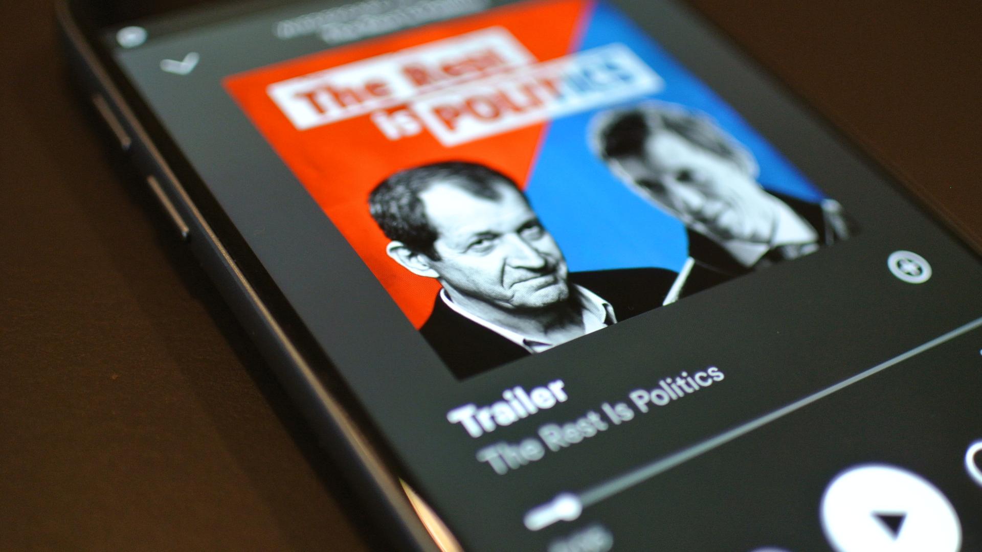 Das Profilbild des Podcasts "The rest is politics" in einem Smartphone
