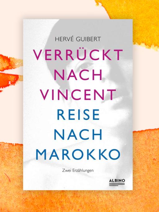 Schwarzweißes, in kontrastarmen Graustufen gehaltenes Gesichtsporträt eines jungen Mannes mit nackten Schultern vor weißem Hintergrund