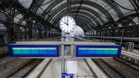 Menschenleere Bahnsteige auf dem Dresdner Hauptbahnhof während eines Warnstreiks.