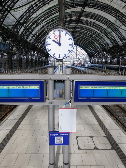 Menschenleer waren die Bahnsteige auf dem Dresdner Hauptbahnhof während des Warnstreiks. Mit einem bundesweiten Warnstreik haben die Gewerkschaften EVG und Verdi am Montag weite Teile des öffentlichen Verkehrs lahmgelegt.