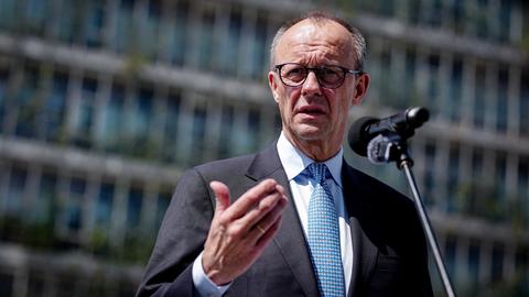 Bundeskanzler Friedrich Merz (CDU) gibt am Rande seines Besuchs in Indien ein Pressestatement.