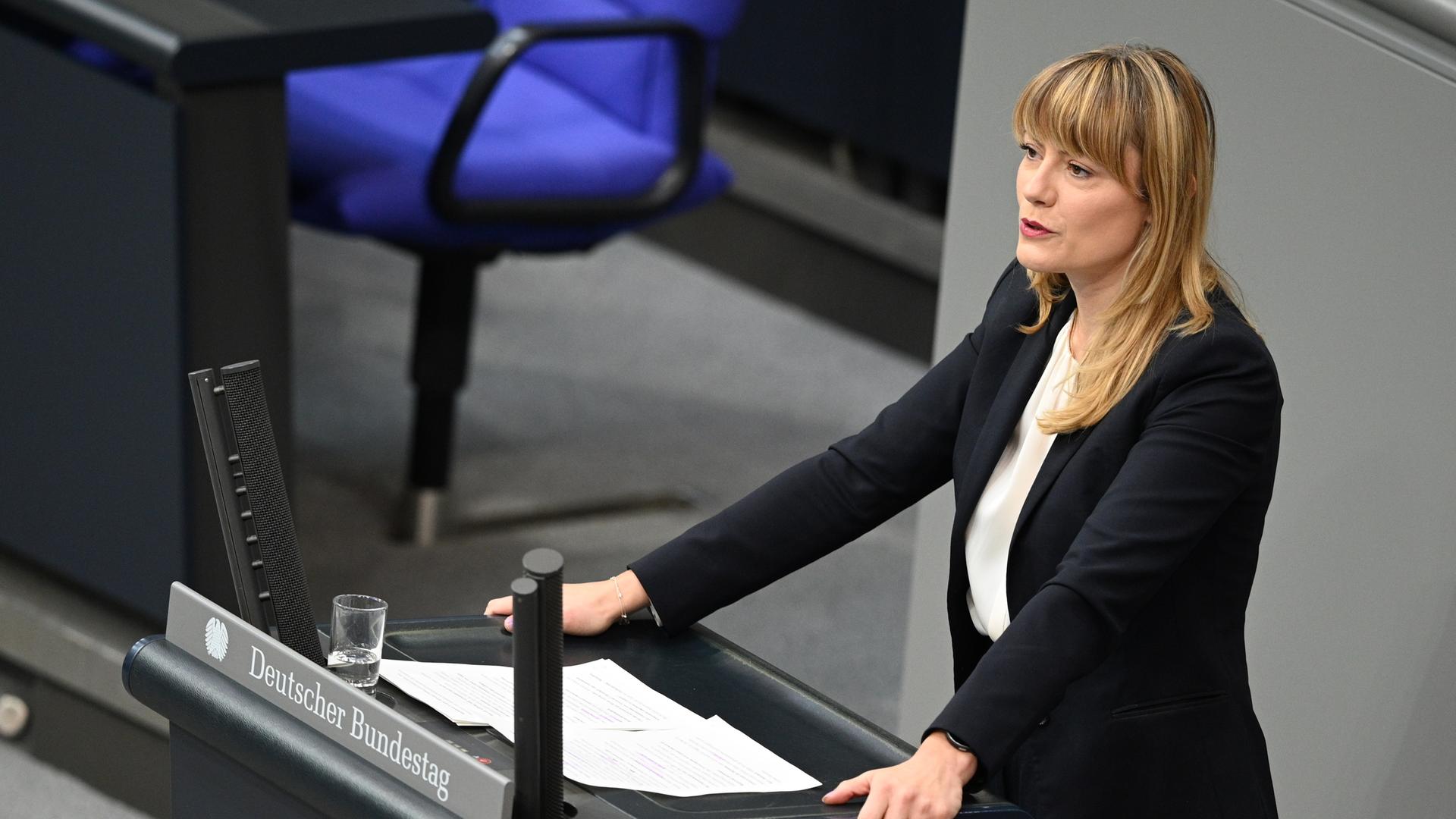 Clara Bünger (Die Linke) spricht im Bundestag bei einer Debatte im Bundestag. Clara Bünger (Die Linke) spricht im Bundestag bei einer Debatte im Bundestag.