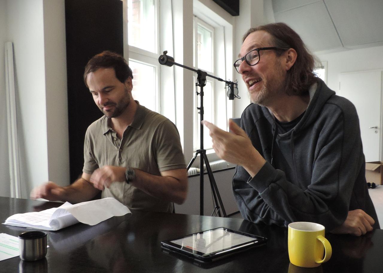 Simon Eckert und Sven Stricker bei der Arbeit am Krimi-Hörspiel "Sörensen macht Urlaub".