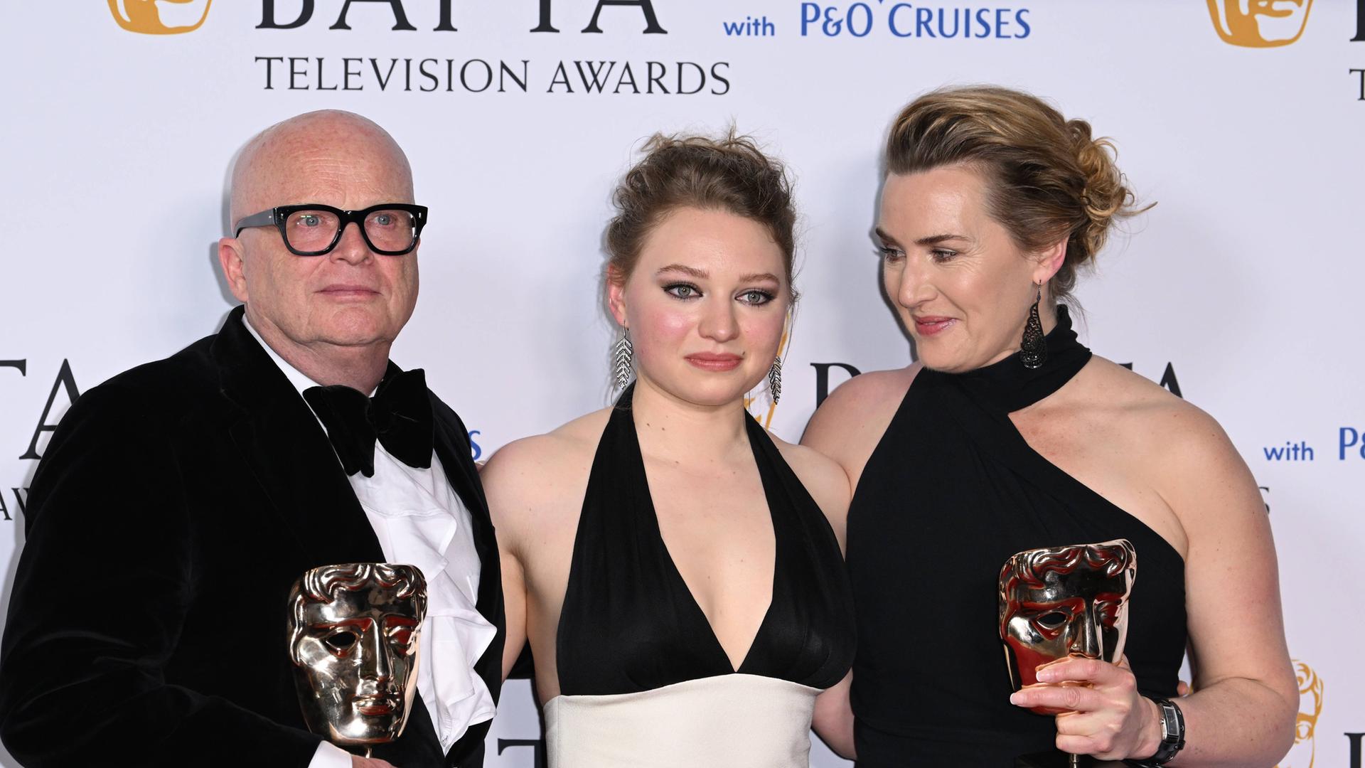 Kate Winslet (r.) wurde als beste Hauptdarstellerin ausgezeichnet. Auf dem Bild ist sie zu sehen mit Dominic Savage und Mia Threapleton. Kate Winslet (r.) wurde als beste Hauptdarstellerin ausgezeichnet. Auf dem Bild ist sie zu sehen mit Dominic Savage und Mia Threapleton.