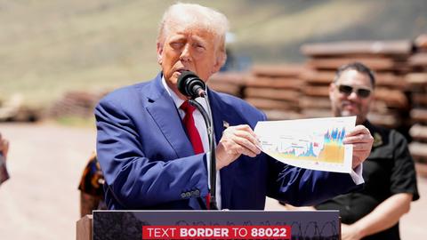 Der ehemalige US-Präsident Donald Trump spricht während einer Wahlkampfveranstaltung vor der US-mexikanischen Grenze in Sierra Vista, Arizona.