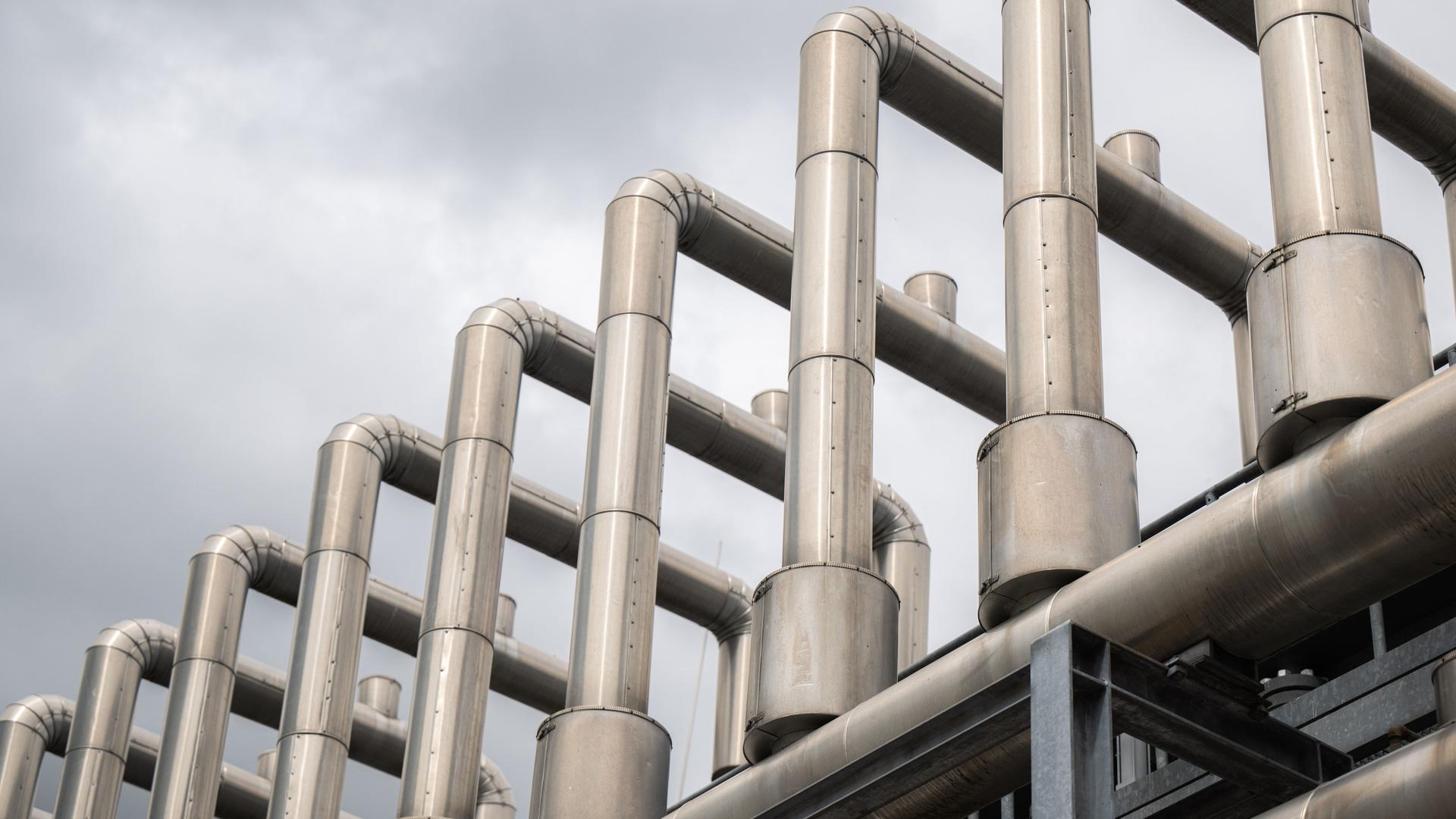 Mehrere Rohre einer Gasspeicheranlage