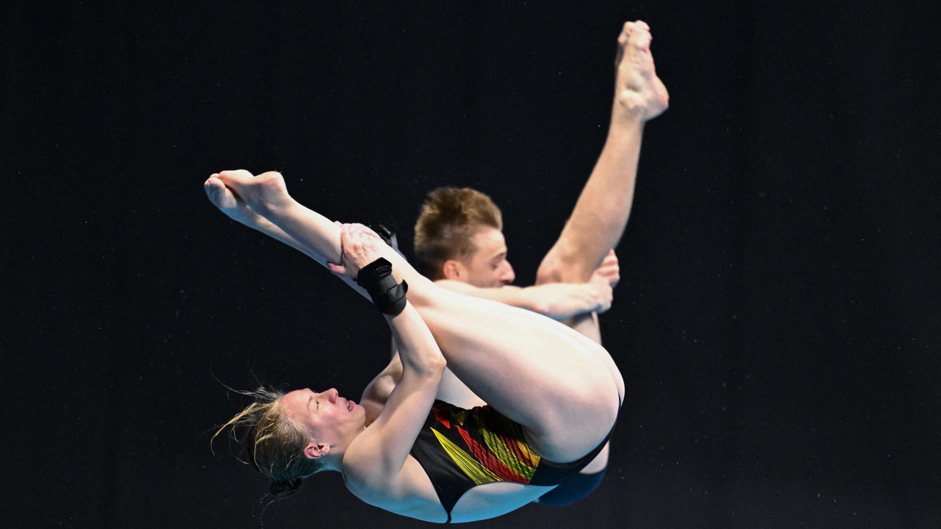 Die deutschen Synchronspringer Alexander Lube und Pauline Alexandra Pfeif bei einem 10-Meter-Sprung. Sie sind nicht synchron. Die deutschen Synchronspringer Alexander Lube und Pauline Alexandra Pfeif bei einem 10-Meter-Sprung. Sie sind nicht synchron.