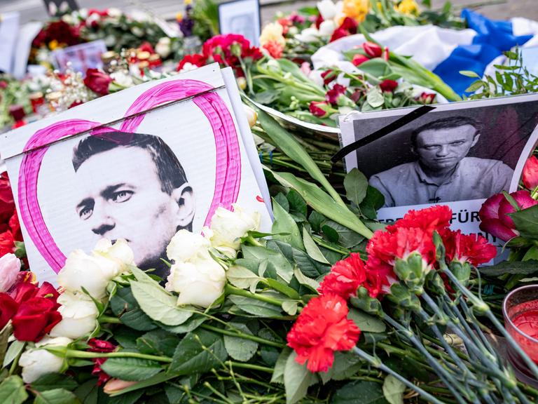 Zahlreiche Blumen und Bilder liegen nach dem Tod Nawalnys vor der russischen Botschaft. Nach Angaben der russischen Justiz war der 47-jährige Nawalny am Freitag gestorben, nachdem er sich bei einem Hofgang im Straflager unwohl gefühlt und das Bewusstsein verloren habe. 