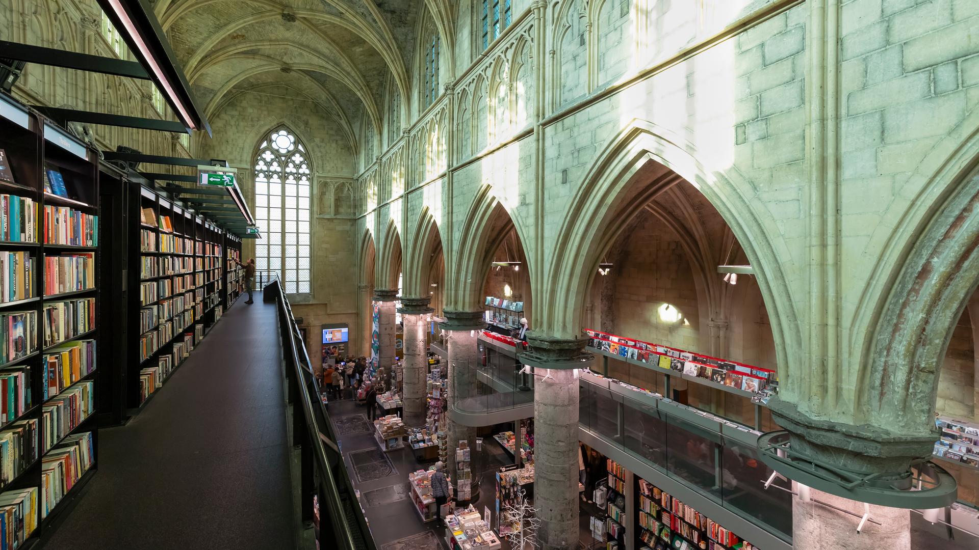 Buchhandlung „Dominicans“ in einer gotischen Kirche im Zentrum der niederländischen Stadt Maastricht.