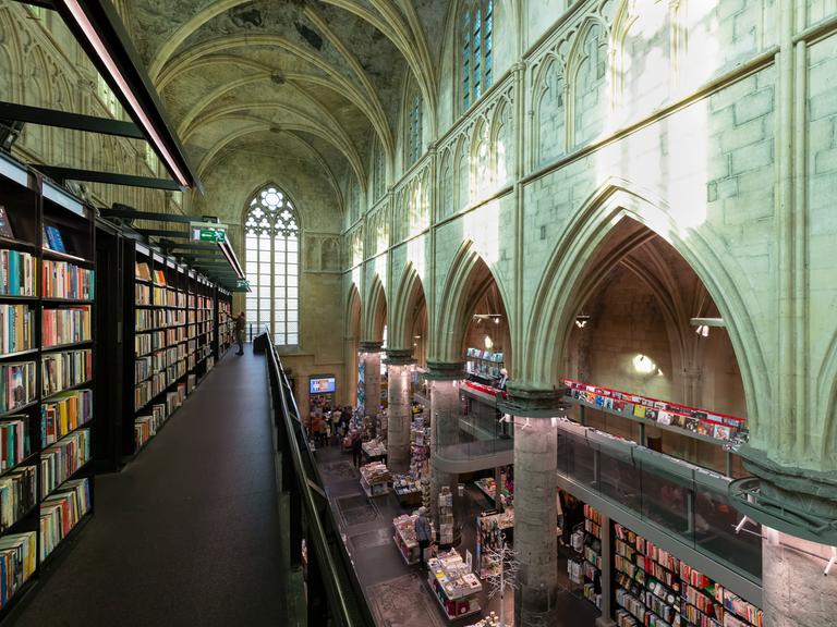 Buchhandlung „Dominicans“ in einer gotischen Kirche im Zentrum der niederländischen Stadt Maastricht. Buchhandlung „Dominicans“ in einer gotischen Kirche im Zentrum der niederländischen Stadt Maastricht.