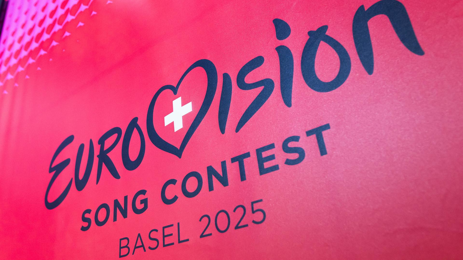 Das Logo des Eurovision Song Contest (ESC) 2025 ist auf einem Banner zu sehen. 