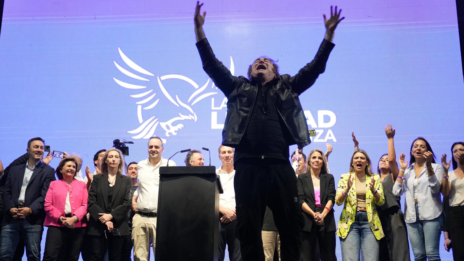 Argentiniens Präsident Javier Milei streckt bei einem Wahlkampfauftritt die Arme in die Höhe. Argentiniens Präsident Javier Milei streckt bei einem Wahlkampfauftritt die Arme in die Höhe.