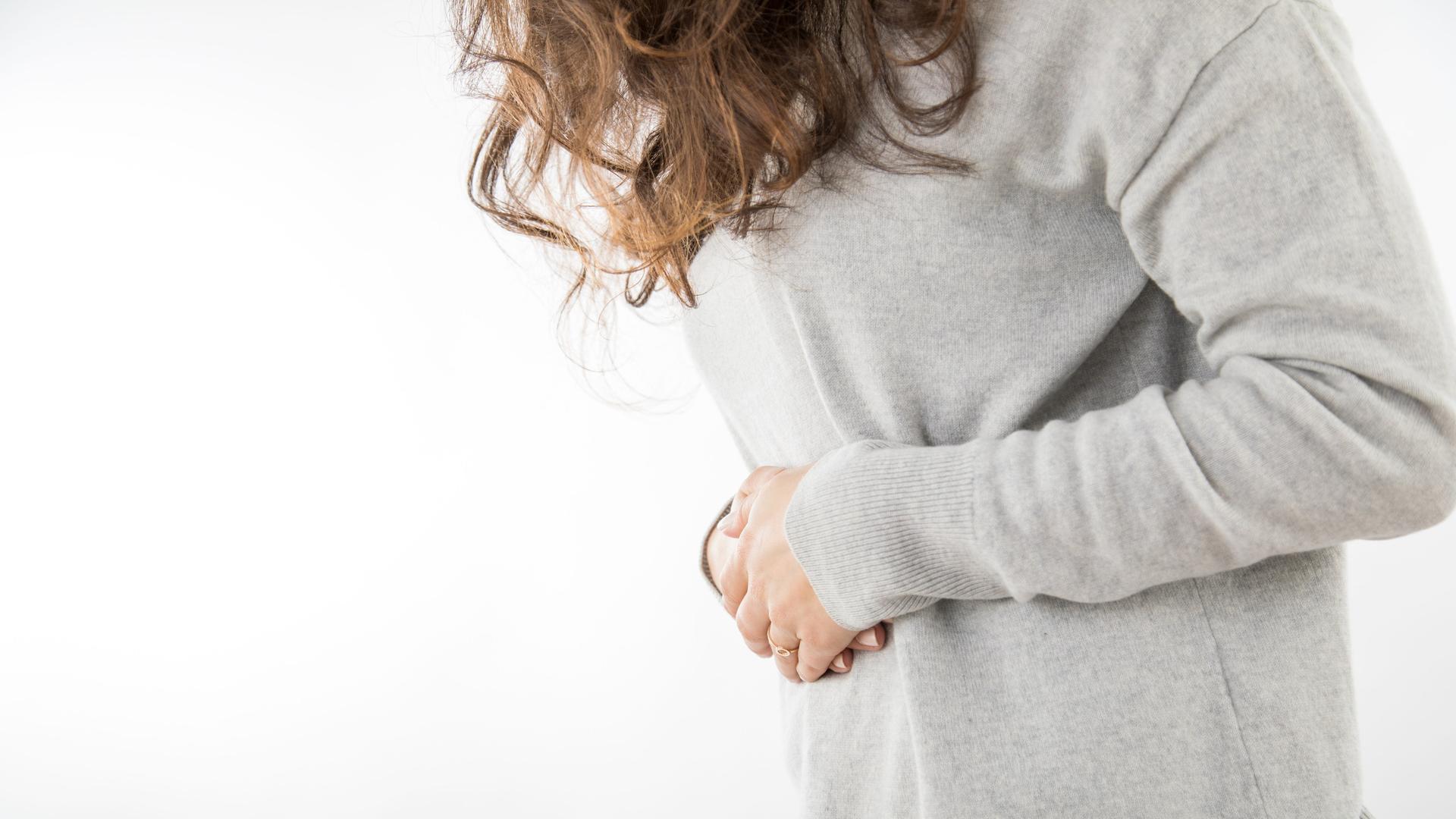 Eine Frau mit Endometriose leidet an Bauchschmerzen.