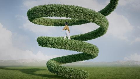 Eine Frau geht eine riesige grüne Spirale hinauf, die scheinbar im Himmel endet. 