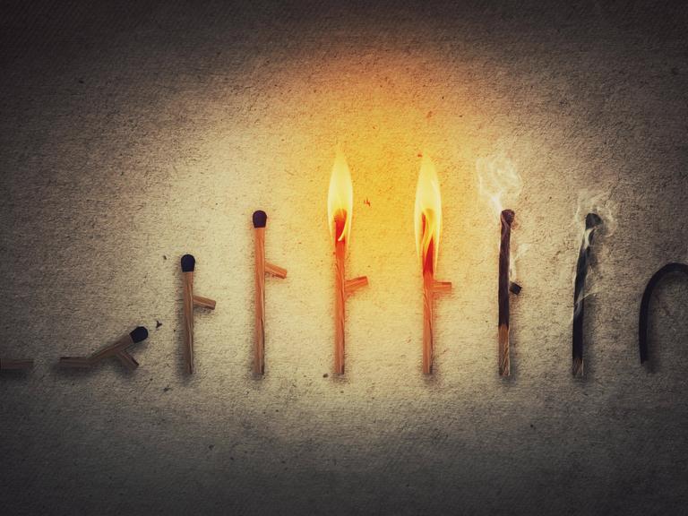 Menschliche Lebenszyklus Metapher: Streichhölzer-Zeichen symbolisieren Menschen auf verschiedenen Altersstufen