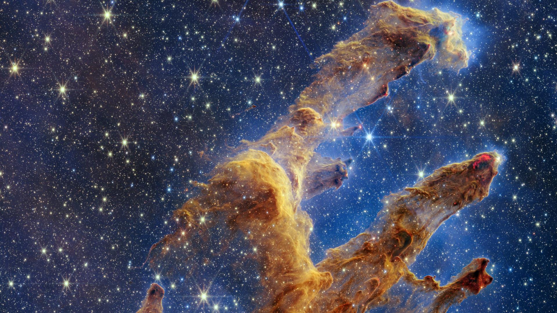 Die „Säulen der Schöpfung“, ein besonders schöner Nebel, stehen im Sternbild Schlange – hier aufgenommen vom James Webb-Weltraumteleskop. 