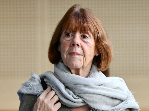 Gisèle Pelicot schaut dem Prozess gegen ihren ehemaligen Partner Dominique Pelicot zu. Er ist angeklagt sie unter Drogen gesetzt zu haben und Fremde eingeladen hat, sie in ihrem Haus zu vergewaltigen. 20. November 2024, Avignon, Frankreich.