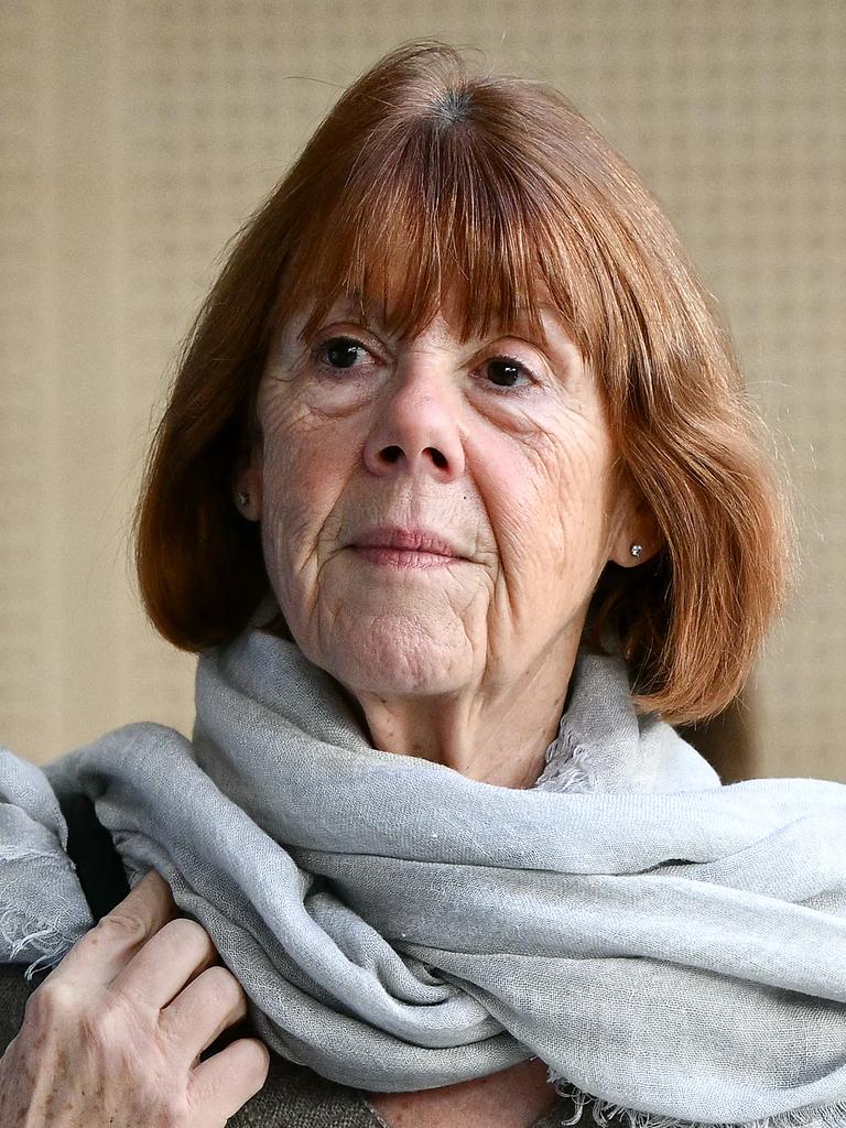 Gisèle Pelicot schaut dem Prozess gegen ihren ehemaligen Partner Dominique Pelicot zu. Er ist angeklagt sie unter Drogen gesetzt zu haben und Fremde eingeladen hat, sie in ihrem Haus zu vergewaltigen. 20. November 2024, Avignon, Frankreich.