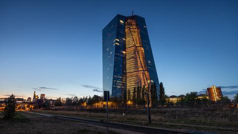 Die Lichter der Europäischen Zentralbank (EZB) in Frankfurt am Main leuchten am Abend zur Blauen Stunde.