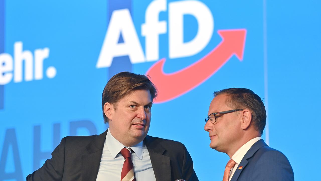Die AfD-Politiker Maximilian Krah (links) und Tino Chrupalla vor dem AfD-Logo Die AfD-Politiker Maximilian Krah (links) und Tino Chrupalla vor dem AfD-Logo