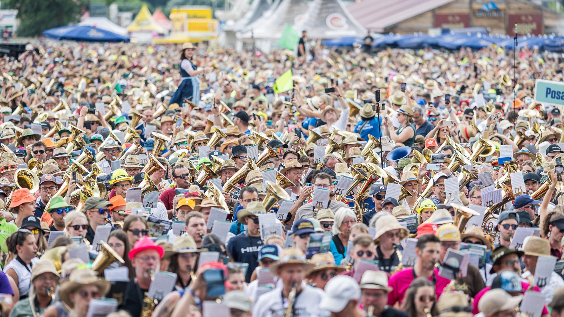 Blechbläser von Klarinetten über Saxophon bis Flügelhorn auf einem Festival Blechbläser von Klarinetten über Saxophon bis Flügelhorn auf einem Festival