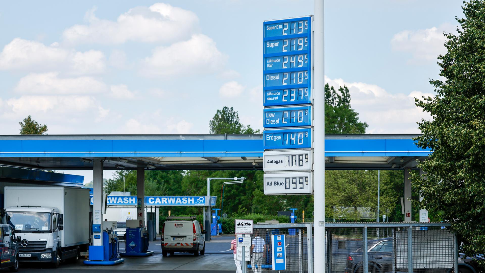 Die Kraftstoffpreise an einer Tankstelle werden nach 12:00 Uhr mit erhöhten Preisen angezeigt. Die Kraftstoffpreise an einer Tankstelle werden nach 12:00 Uhr mit erhöhten Preisen angezeigt.