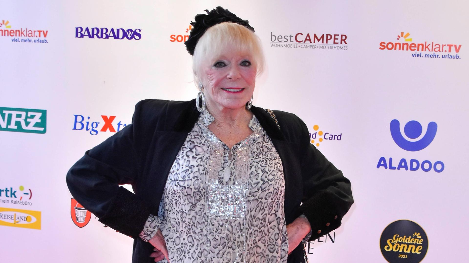 Elke Sommer Schauspielerin zu Gast bei der Verleihung der Goldene Sonne Awards 2021 im Wunderland in Kalkar im Jahr 2021 Elke Sommer Schauspielerin zu Gast bei der Verleihung der Goldene Sonne Awards 2021 im Wunderland in Kalkar im Jahr 2021