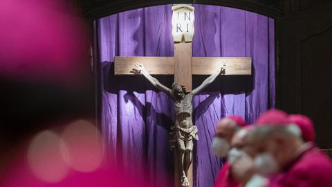 Bischöfe nehmen am Eröffnungsgottesdienst der Frühjahrsvollversammlung der Deutschen Bischofskonferenz in der Basilika von Vierzehnheiligen teil. 