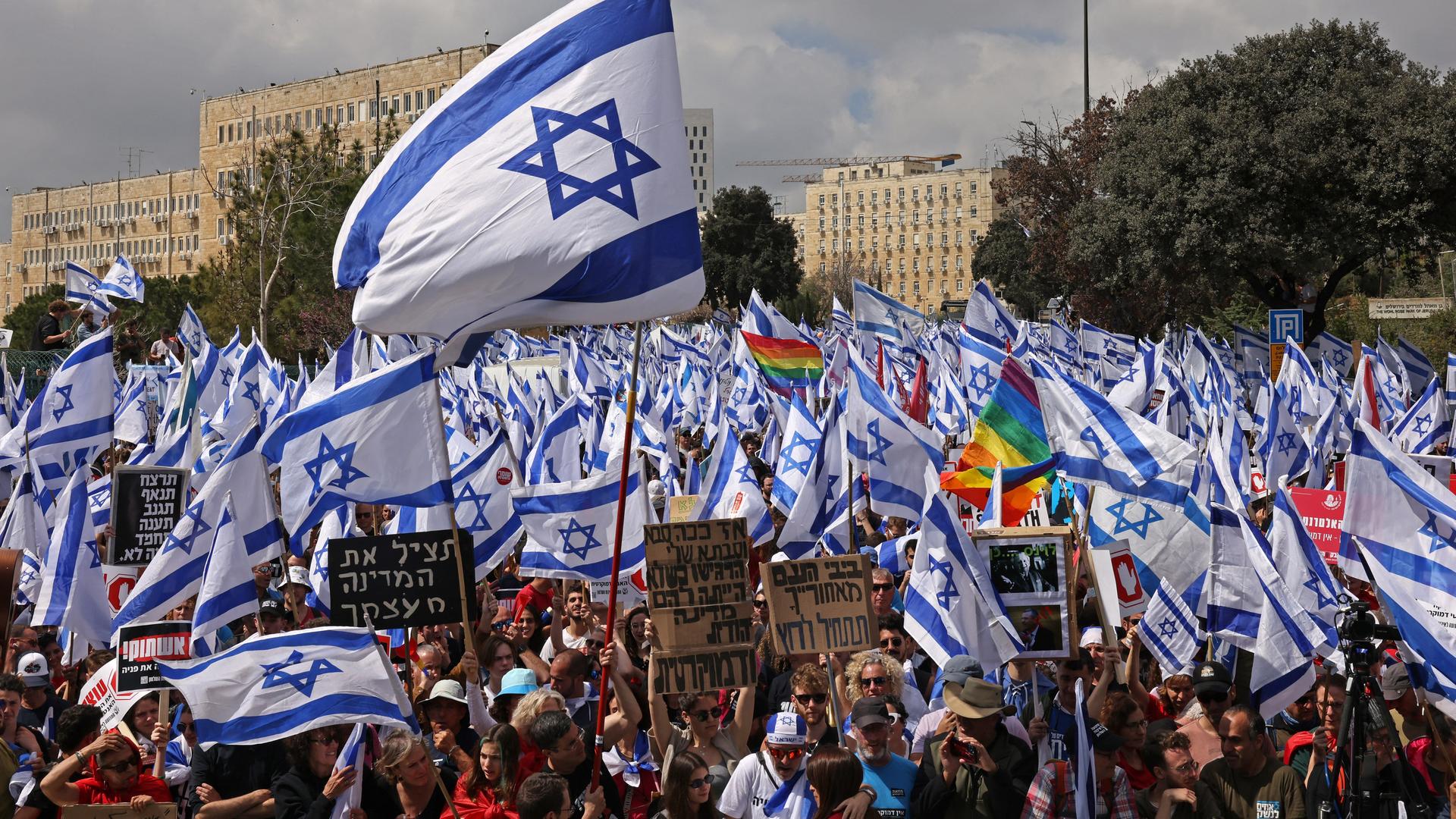 Hunderte Menschen schwenken die israelische Flagge.
