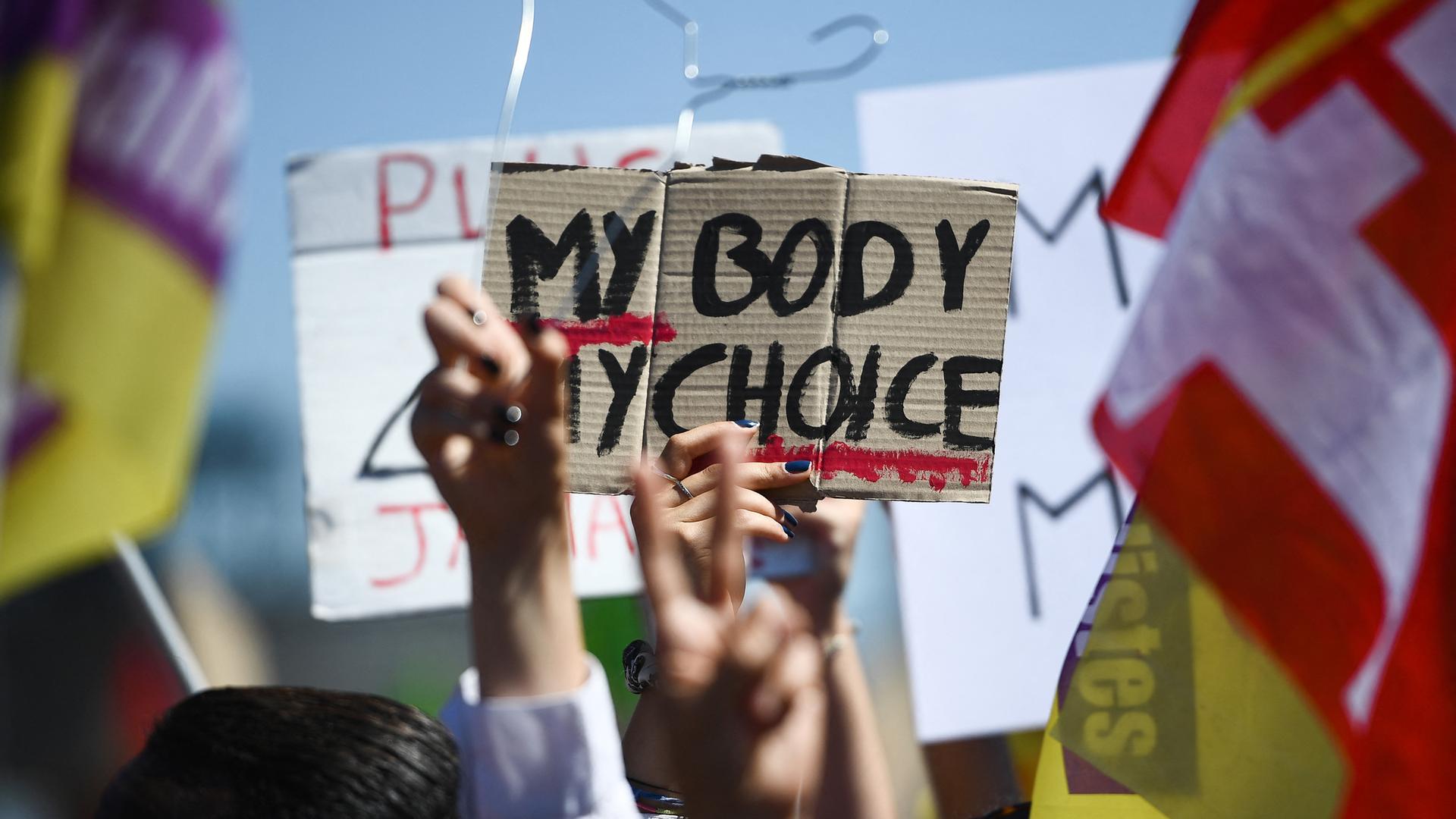 Ein Transparent mit der Aufschrift MY BODY MY CHOICE „Mein Körper, meine Entscheidung“, wird während einer Demonstration in Paris hochgehalten, 2022.