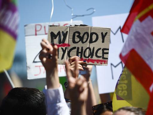 Ein Transparent mit der Aufschrift MY BODY MY CHOICE „Mein Körper, meine Entscheidung“, wird während einer Demonstration in Paris hochgehalten, 2022.