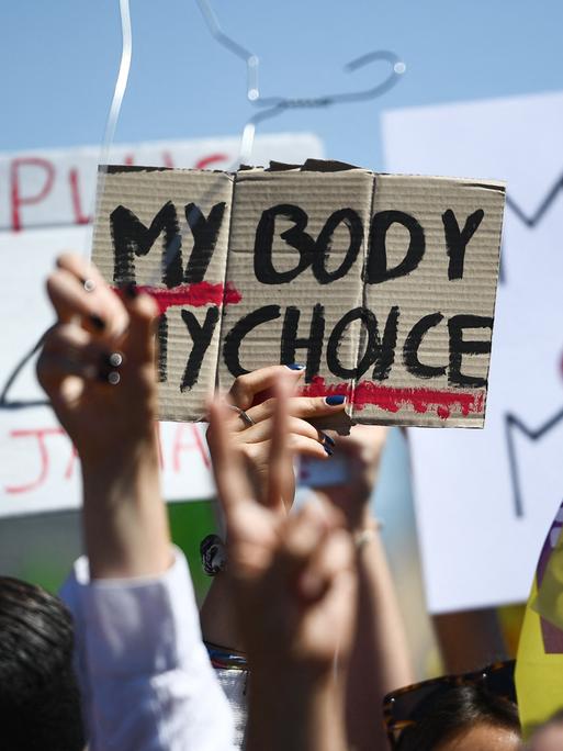 Ein Transparent mit der Aufschrift MY BODY MY CHOICE „Mein Körper, meine Entscheidung“, wird während einer Demonstration in Paris hochgehalten, 2022.