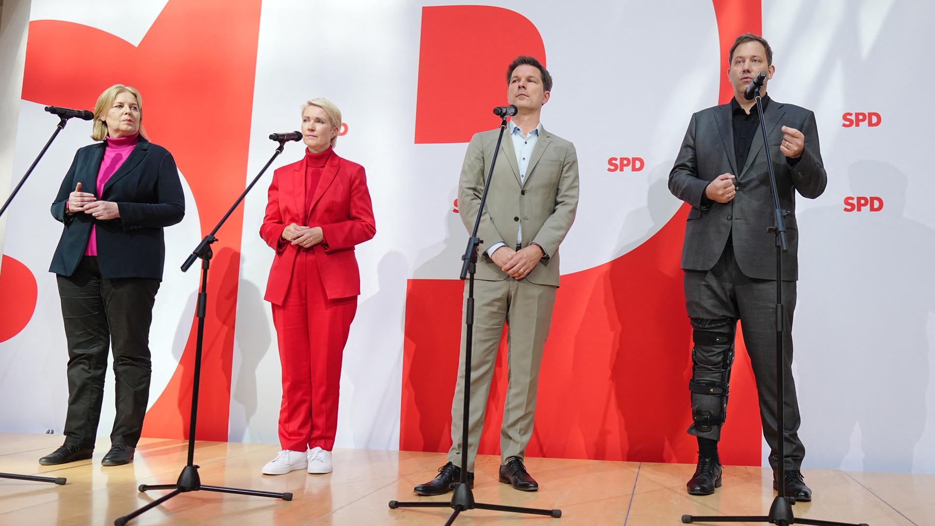 Bärbel Bas, Manuela Schwesig, Steffen Krach und Lars Klingbeil geben nach der Landtagswahl in Mecklenburg-Vorpommern und der Abgeordnetenhauswahl in Berlin eine Pressekonferenz. Bärbel Bas, Manuela Schwesig, Steffen Krach und Lars Klingbeil geben nach der Landtagswahl in Mecklenburg-Vorpommern und der Abgeordnetenhauswahl in Berlin eine Pressekonferenz.