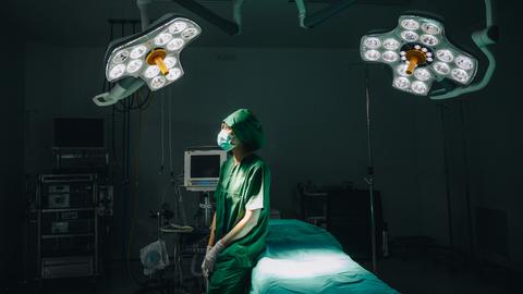 Deutschland braucht in vielen ländlichen Regionen dringend neue Ärztinnen und Ärzte, doch der Berufseinstieg gestaltet sich sehr schwierig.
