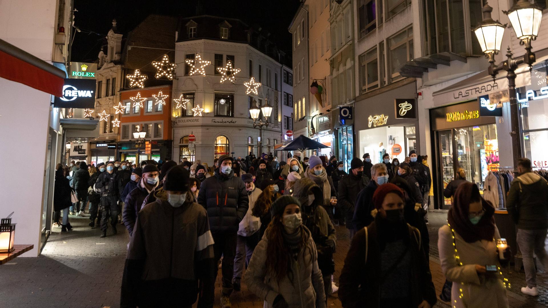 Eine angemeldete Demonstration alias Bonner Montagsspaziergang, mit dem Ziel, gegen die Corona-Politik der Bundesregierung zu protestieren, zieht durch die Bonner Innenstadt. Laut Polizei war es friedlich.