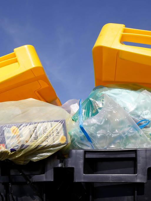 Gelbe Tonne für Plastikmüll, Mülltrennung, Deutschland, Europa *** Yellow garbage can for plastic waste, waste separation, Germany, Europe Copyright: imageBROKER/TorstenxKrüger ibltok08195479.jpg  Bitte beachten Sie die gesetzlichen Bestimmungen des deutschen Urheberrechtes hinsichtlich der Namensnennung des Fotografen im direkten Umfeld der Veröffentlichung!