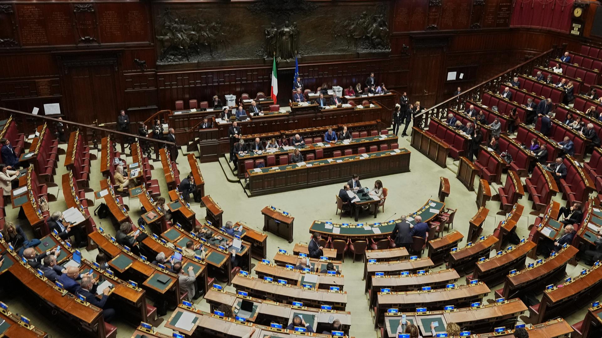 Italien, Rom: Ein Blick in die Abgeordnetenkammer während einer Sitzung im Vorfeld der abschließenden Abstimmung über den Gesetzentwurf zum Wahlrecht. Italien, Rom: Ein Blick in die Abgeordnetenkammer während einer Sitzung im Vorfeld der abschließenden Abstimmung über den Gesetzentwurf zum Wahlrecht.
