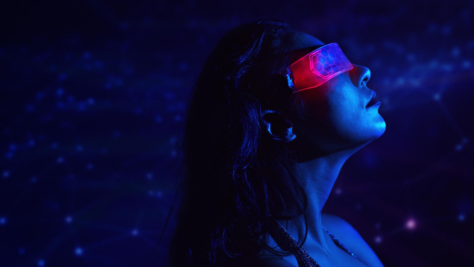 Eine Person trägt eine Neon-VR-Brille in einer futuristischen, blauen Cyberspace-Umgebung.
Eine Person trägt eine Neon-VR-Brille in einer futuristischen, blauen Cyberspace-Umgebung.