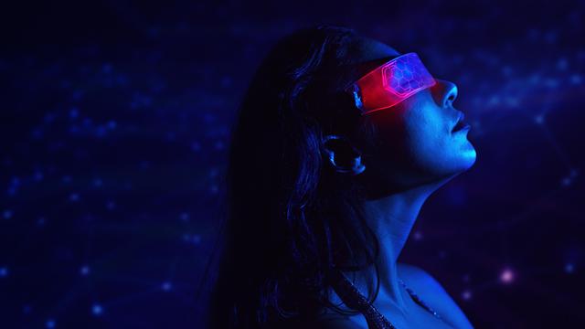 Eine Person trägt eine Neon-VR-Brille in einer futuristischen, blauen Cyberspace-Umgebung.
