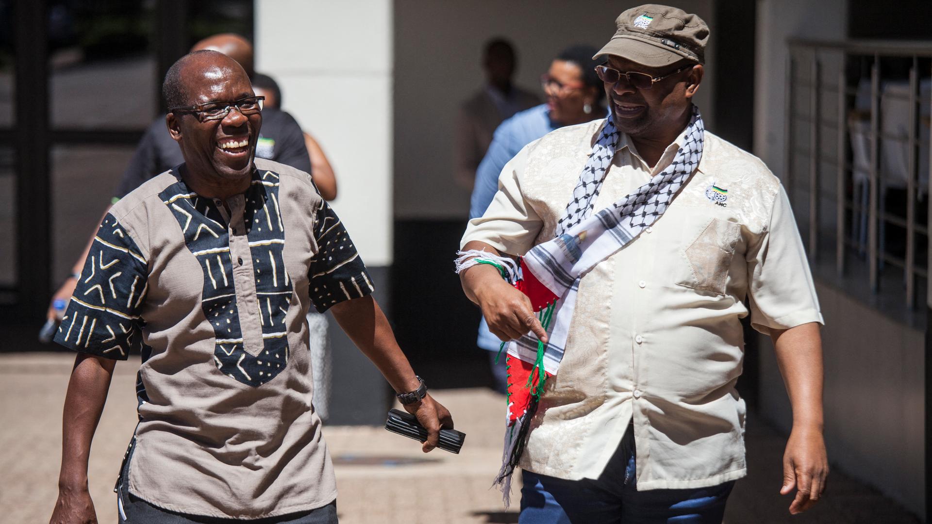 Die beiden Mitglieder des Nationalen Exekutivausschusses des ANC, Humphrey Mmemezi (l) und Obed Bapela im Jahre 2017.