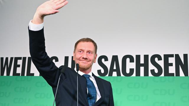 Michael Kretschmer (CDU), amtierender Ministerpräsident von Sachsen und Spitzenkandidat bei der Landtagswahl am 1. September 2024, winkt nach der Verkündung der ersten Hochrechnungen der Landtagswahlen auf der Bühne.