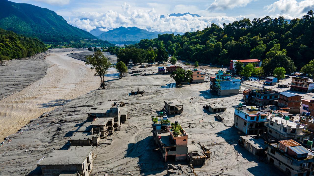 Eine Luftaufnahme zeigt die Folgen der Überschwemmungen entlang des Bhotekoshi-Flusses, von denen am 28. August 2026 tief liegende Gebiete und Siedlungen in Ufernähe in Nuwakot, Nepal, betroffen waren. 
