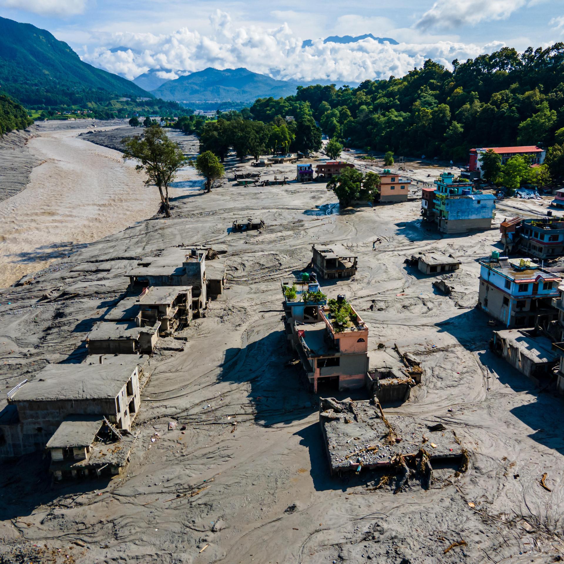 Eine Luftaufnahme zeigt die Folgen der Überschwemmungen entlang des Bhotekoshi-Flusses, von denen am 28. August 2026 tief liegende Gebiete und Siedlungen in Ufernähe in Nuwakot, Nepal, betroffen waren. 