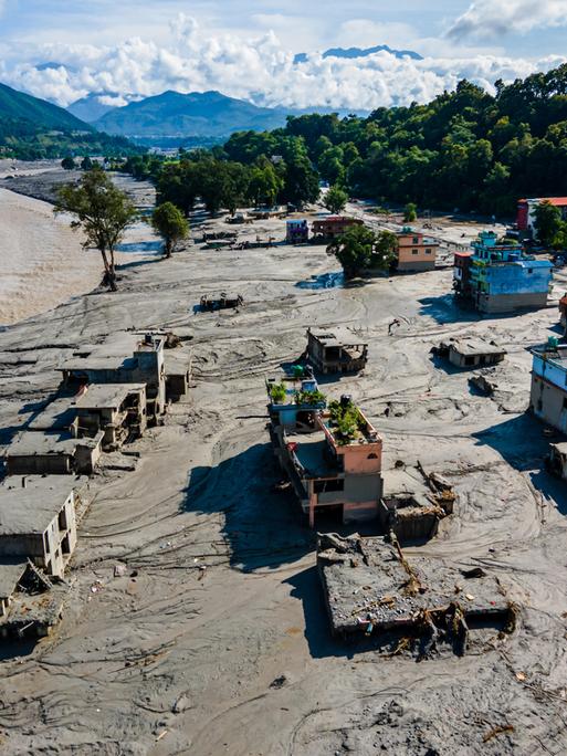 Eine Luftaufnahme zeigt die Folgen der Überschwemmungen entlang des Bhotekoshi-Flusses, von denen am 28. August 2026 tief liegende Gebiete und Siedlungen in Ufernähe in Nuwakot, Nepal, betroffen waren. Eine Luftaufnahme zeigt die Folgen der Überschwemmungen entlang des Bhotekoshi-Flusses, von denen am 28. August 2026 tief liegende Gebiete und Siedlungen in Ufernähe in Nuwakot, Nepal, betroffen waren.