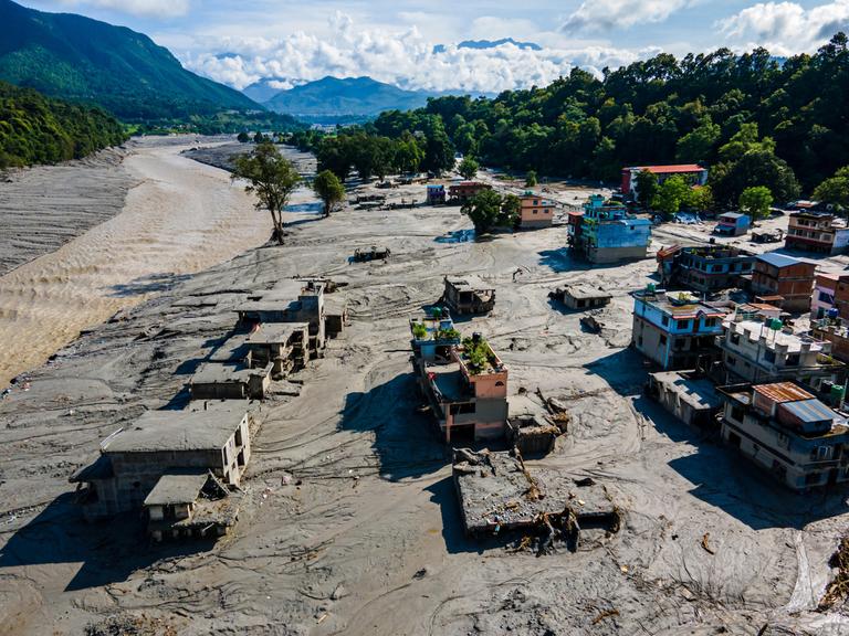 Eine Luftaufnahme zeigt die Folgen der Überschwemmungen entlang des Bhotekoshi-Flusses, von denen am 28. August 2026 tief liegende Gebiete und Siedlungen in Ufernähe in Nuwakot, Nepal, betroffen waren. Eine Luftaufnahme zeigt die Folgen der Überschwemmungen entlang des Bhotekoshi-Flusses, von denen am 28. August 2026 tief liegende Gebiete und Siedlungen in Ufernähe in Nuwakot, Nepal, betroffen waren.