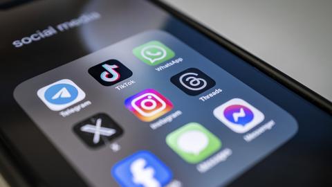 Nahaufnahme eines Smartphone-Bildschirms mit verschiedenen Social-Media-Apps.