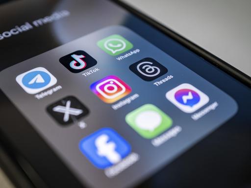 Nahaufnahme eines Smartphone-Bildschirms mit verschiedenen Social-Media-Apps.